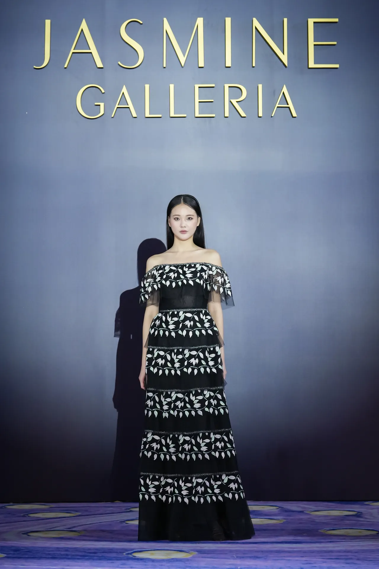 JASMINE GALLERIA举行「拾光极境 Lumière,Le Glamour de Jasmine」时装秀。品牌提供