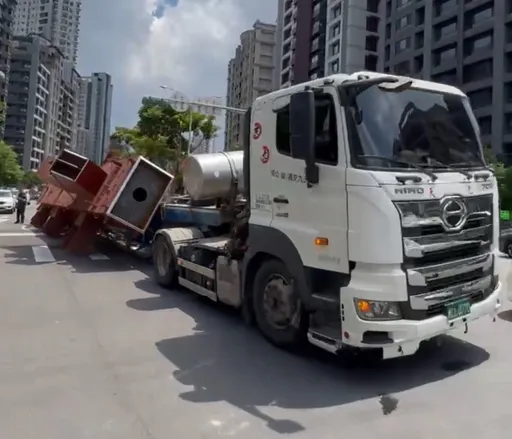 目击片|吓人!联结车「钢柱突翻路中间」 没绑好+超载酿祸挨罚