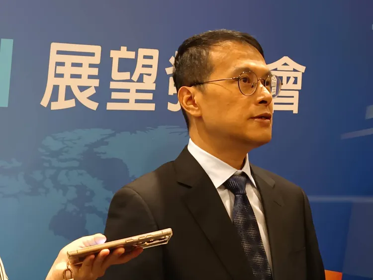 國泰金控今舉辦2025年第3季台灣「經濟氣候暨金融情勢」展望發表會，國泰台大產學合作計畫協同主持人徐之強教授會後受訪。許麗珍攝