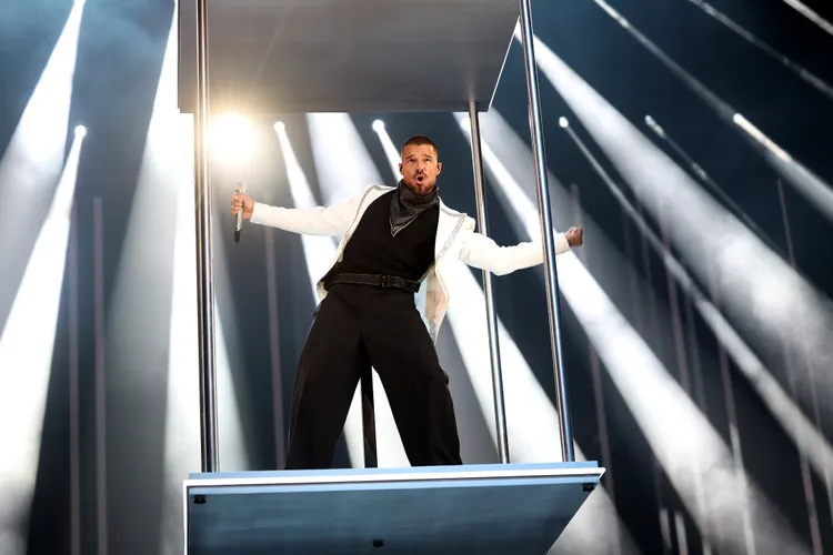 瑞奇馬汀榮獲最佳拉丁偶像獎
，表演《Livin' La Vida Loca》等經典歌曲。翻攝MTV X