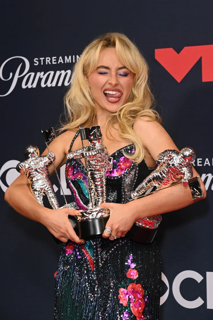 莎賓娜卡本特獲得最佳專輯3獎，俏皮吐舌頭。翻攝MTV X