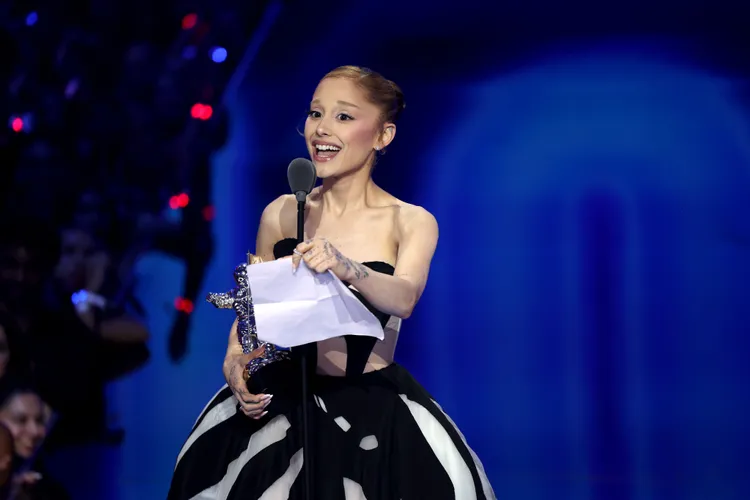 亞莉安娜以《brighter days ahead》獲頒最大獎年度最佳音樂錄影帶。翻攝MTV X