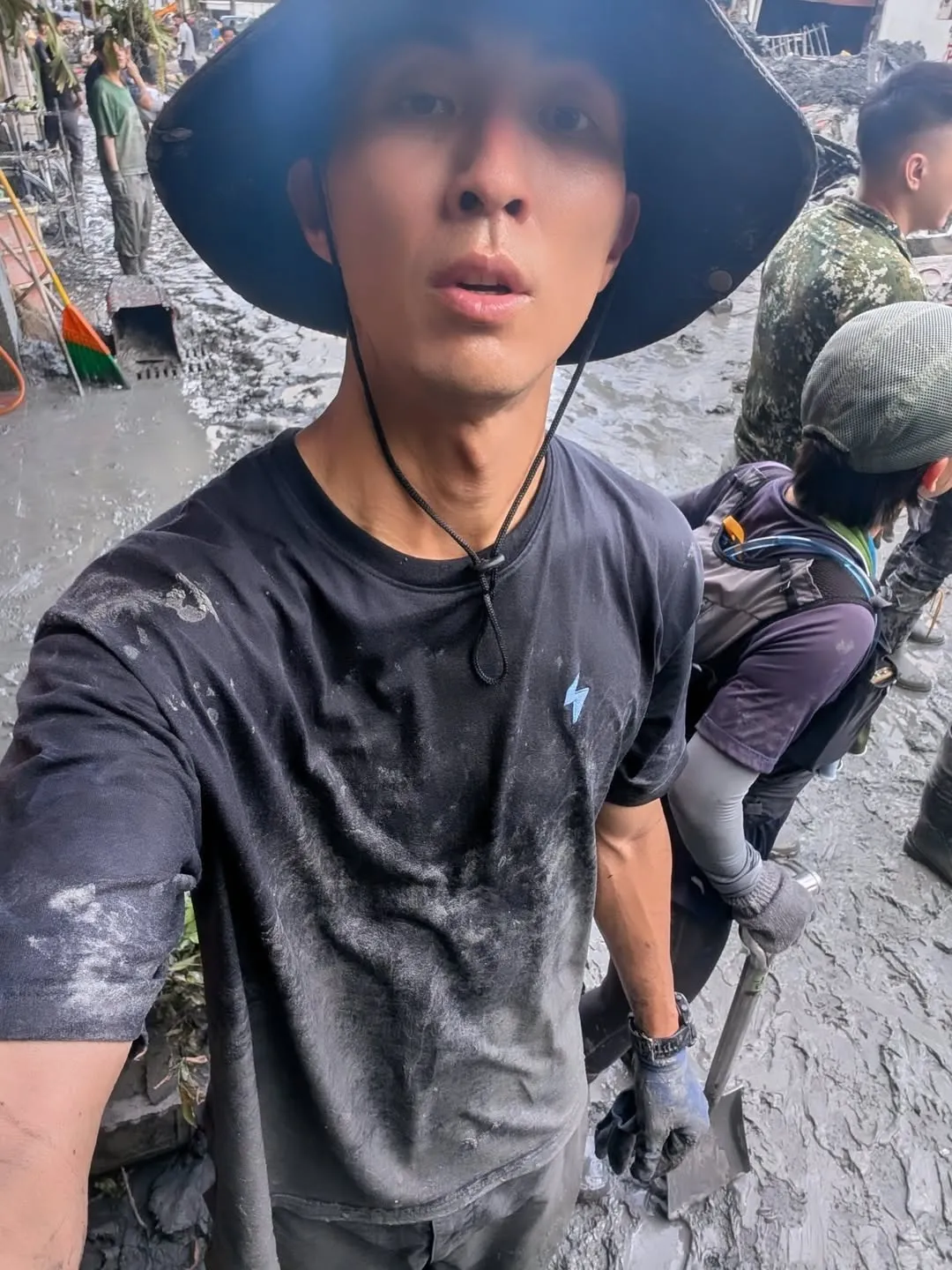 Ian救灾满身泥泞。翻摄Ian IG