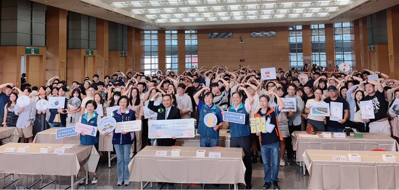侯友宜今天于联合婚礼现场宣布,明年生育奖励金再加码,好孕专车服务再升级。民政局提供