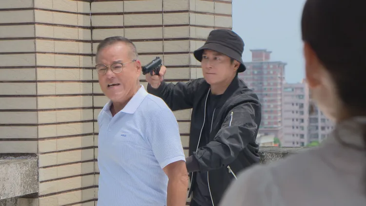 王燦戲裡舉槍挾持爸爸。民視提供