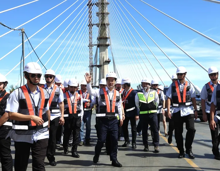 總統賴清德（前中，揮手者）今出席淡江大橋合龍儀式。中央社