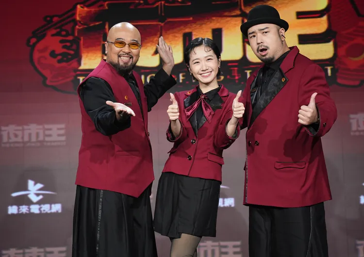 Lulu（中）阿達（右）分手後一起主持《夜市王》，左為另一位主持人美麗本人。彭欣偉攝