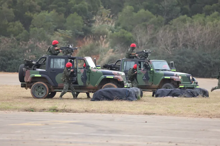 國軍官兵手持T91步槍警戒。李俊毅攝