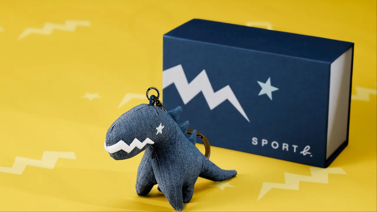 SPORT b.「Dino恐龍」鑰匙圈換上丹寧新衣。品牌提供