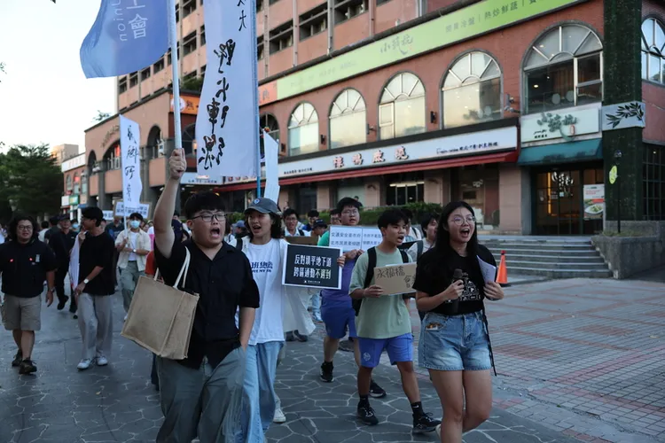 台大學生會等學團抗議拆除公館圓環。中央社