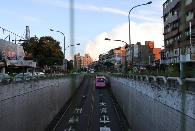 公車專用地下道也一同走入歷史。中央社