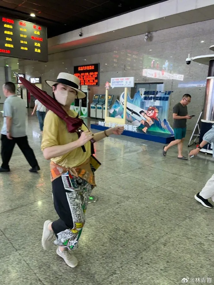 林青霞褲子是8年前半價入手的。翻攝林青霞微博