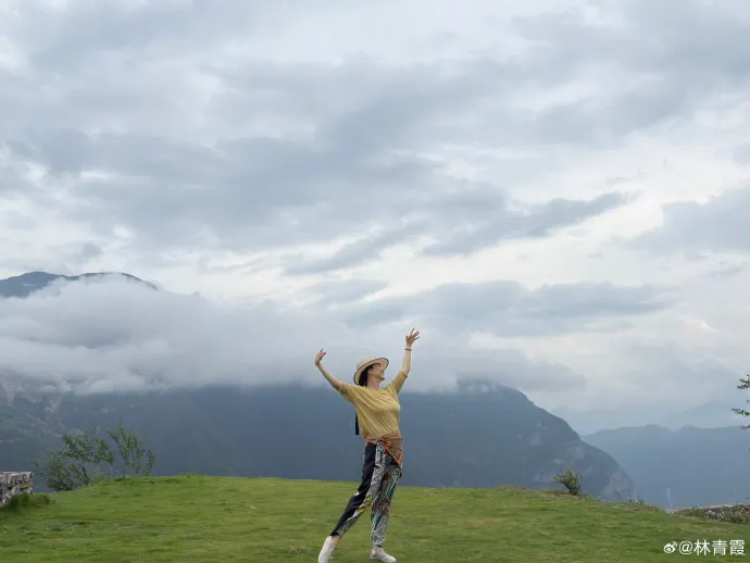 林青霞置身雲霧中如仙女下凡。翻攝林青霞微博