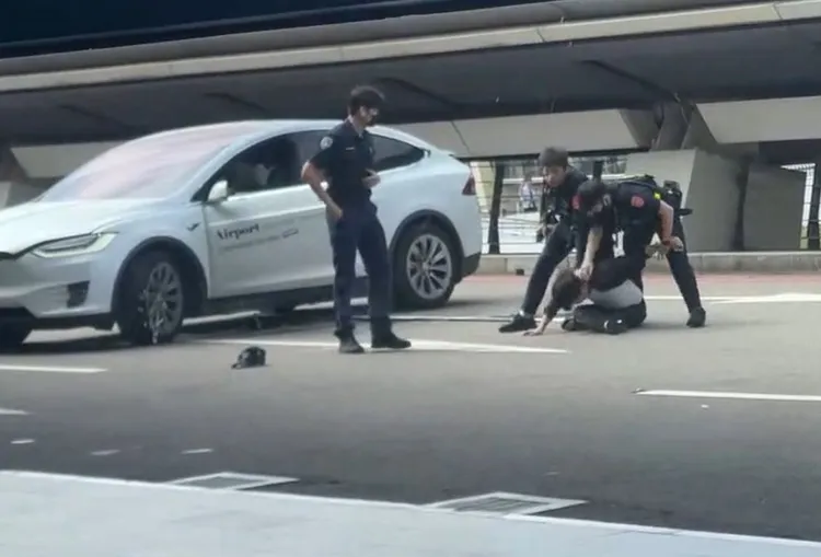 警方制伏男駕駛。翻攝畫面