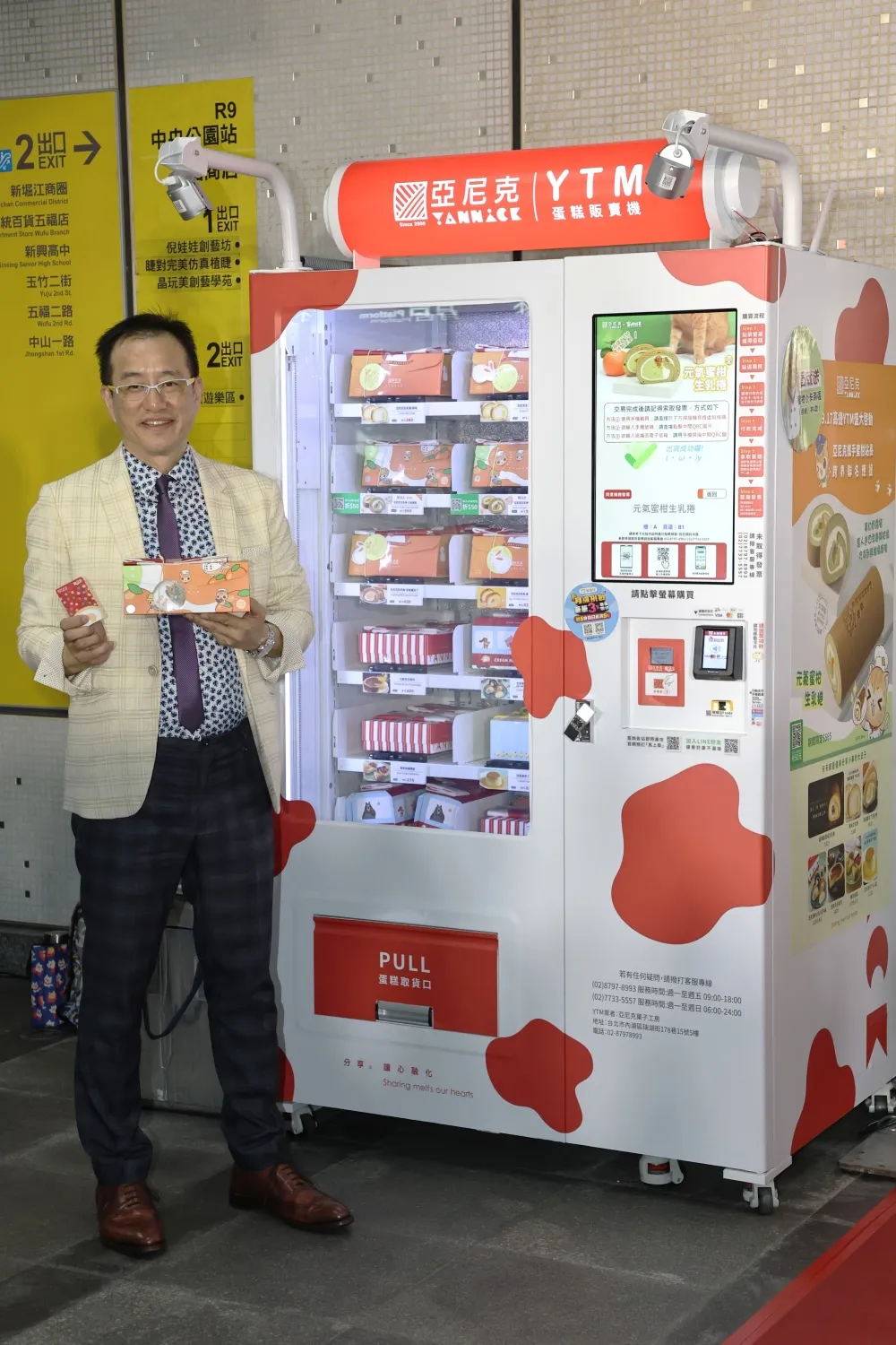 亞尼克2018年推出全台首創YTM蛋糕販賣機,歷經一代機試煉、二代機革新,董事長吳宗恩七年來堅持孵化,實現新鮮蛋糕快帶理念。亞尼克提供