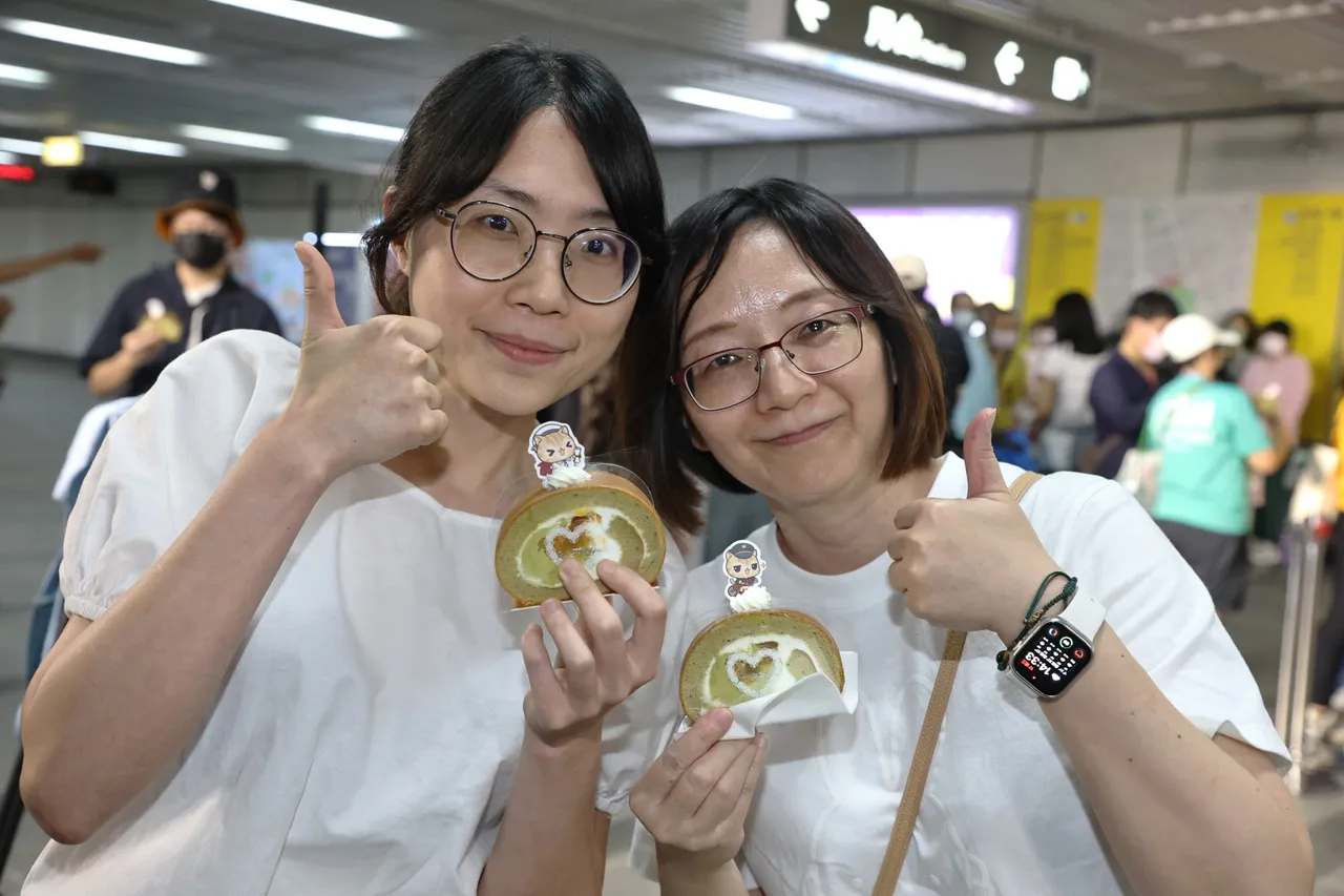 亞尼克元氣蜜柑生乳捲開賣,試吃活動吸引民眾搶吃。亞尼克提供