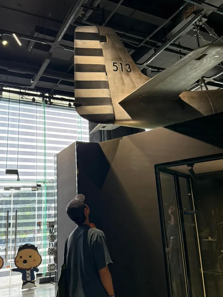 吳慷仁驚喜見到513戰機。翻攝吳慷仁臉書