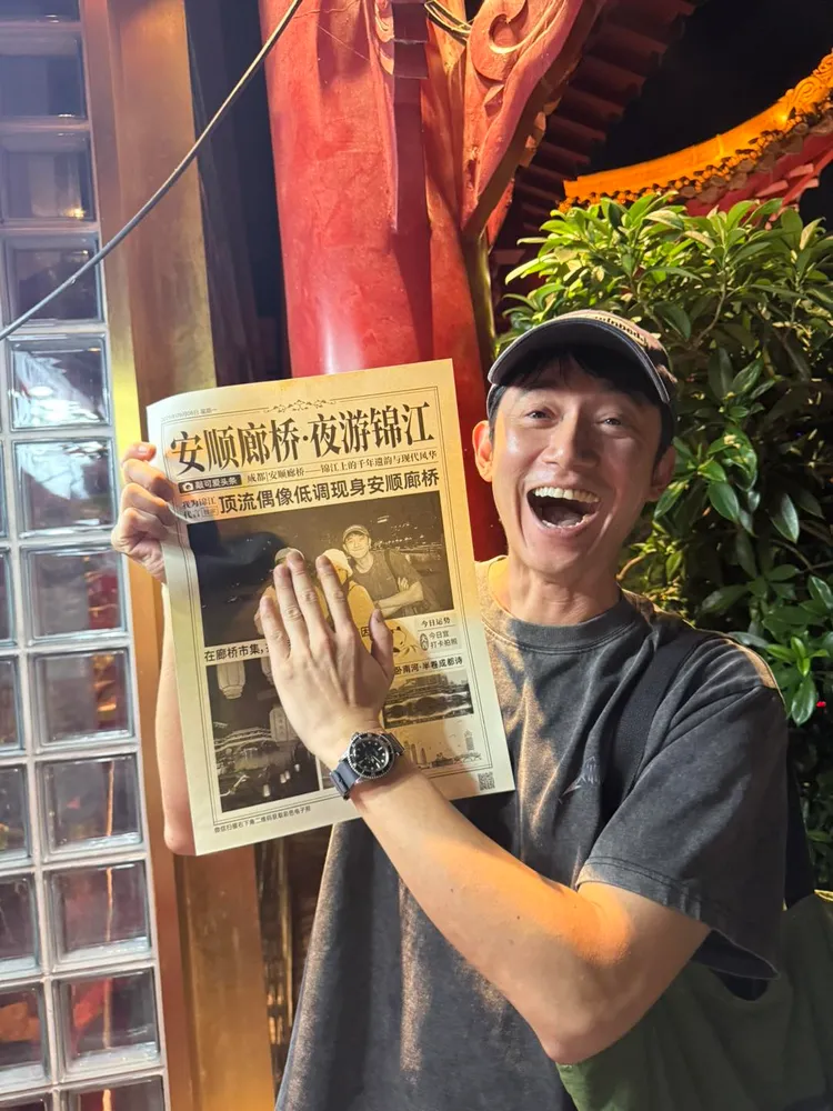 吳慷仁上了當地媒體，被稱為「頂流偶像」。翻攝吳慷仁臉書