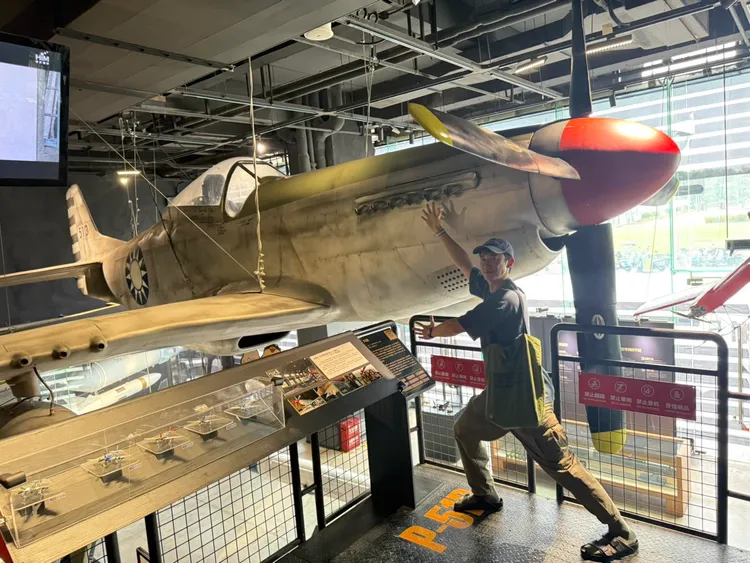 吳慷仁造訪航空博物館。翻攝吳慷仁臉書