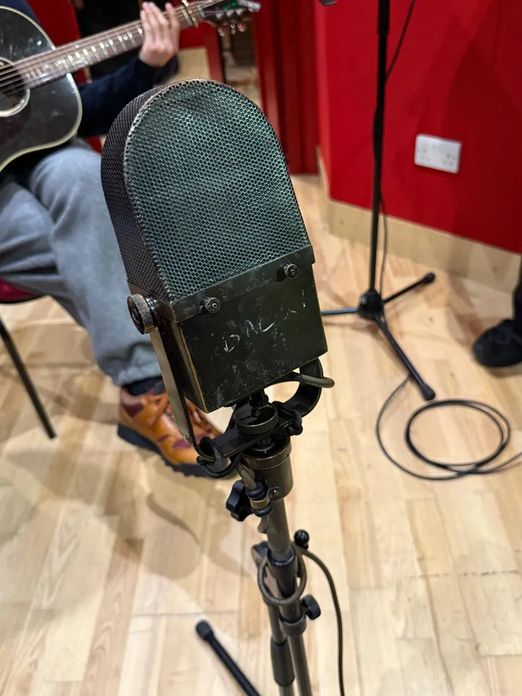 充滿年代感的麥克，讓告五人第一眼覺得有神秘力量。相信音樂提供