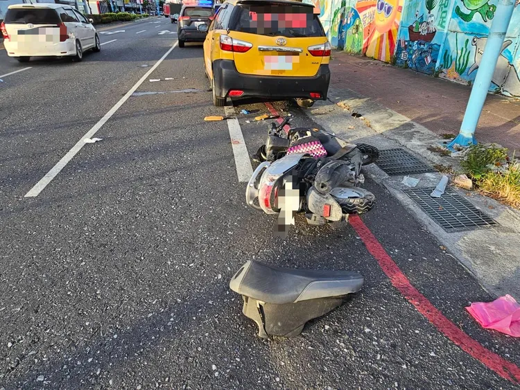 警車擦撞機車交通事故現場。警方提供