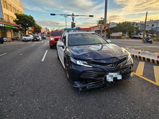 花蓮警車擦撞機車!騎士倒地昏迷 警搬車救人手燙傷