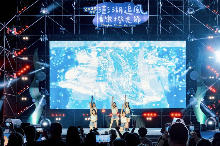 温嵐以數首歌曲掀起全場合唱。三立提供