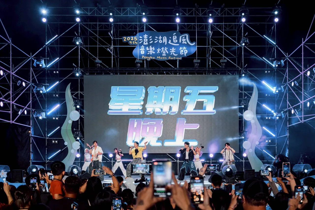 ENERGY神曲〈星期五晚上〉,搭配16蹲,时间与歌名完美呼应,掀起全场最高潮。三立提供