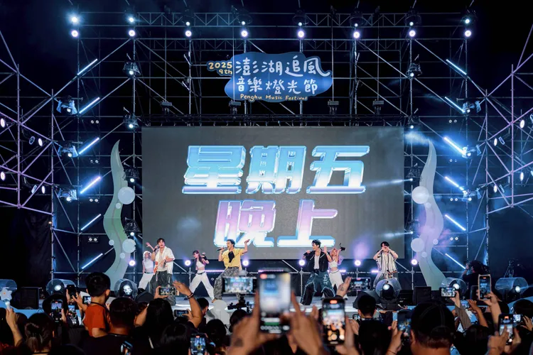 ENERGY神曲〈星期五晚上〉，搭配16蹲，時間與歌名完美呼應，掀起全場最高潮。三立提供