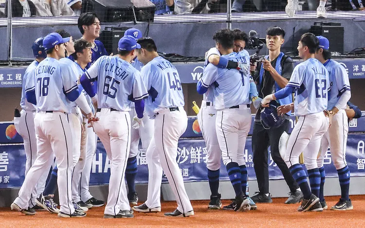 陳真開轟後抱著林哲瑄大哭。   中央社