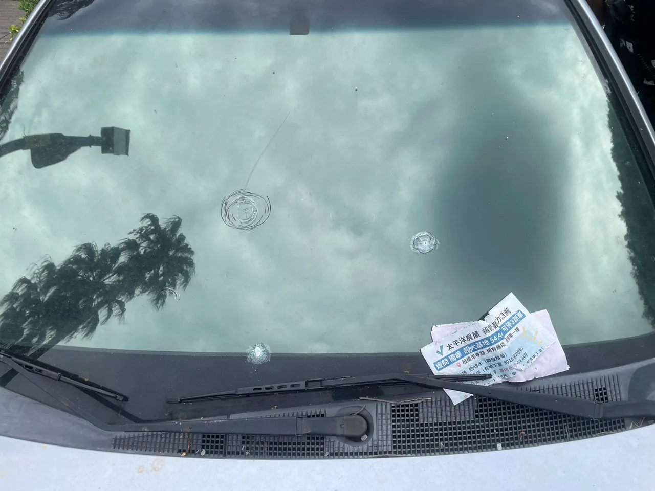 車主表示未與人結怨或糾紛,不解為何車子會遭人開槍破壞。翻攝畫面