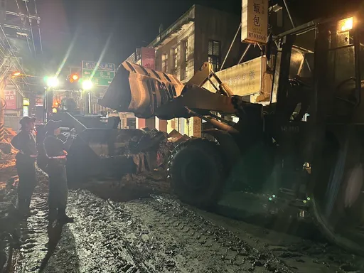 第5作戰區工兵部隊出動照明燈車 深夜加速災區復原
