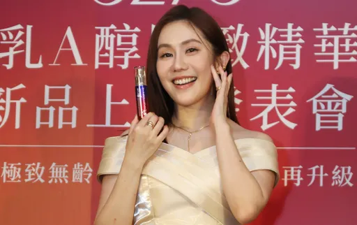 王宇婕洗完澡只圍浴巾被求婚 男友買麝香葡萄下跪