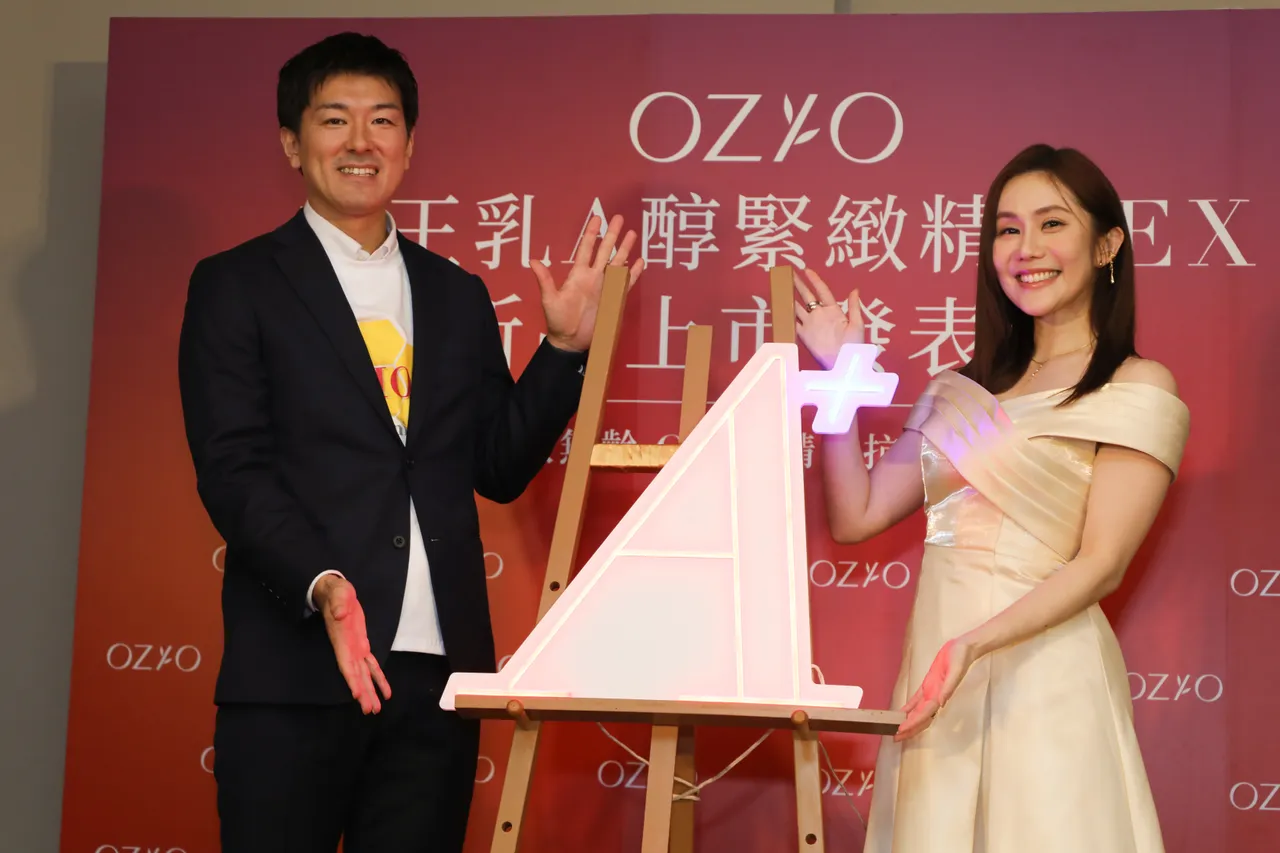 王宇婕(右)和品牌老闆一起合影。OZIO歐姬兒提供