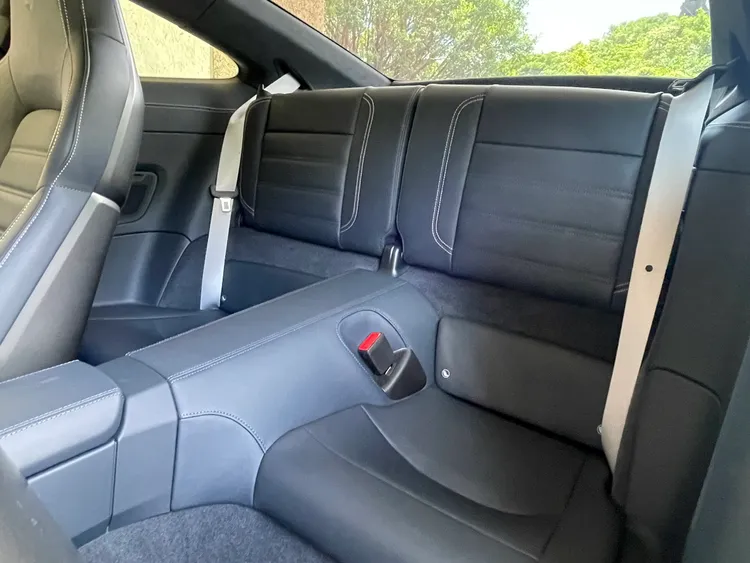 小改款後的911對後座採取不加價選配的方式，給予買家更多彈性。畢竟以 911 的車身格局而言，後座要容納成人確實較為勉強。林浩昇攝