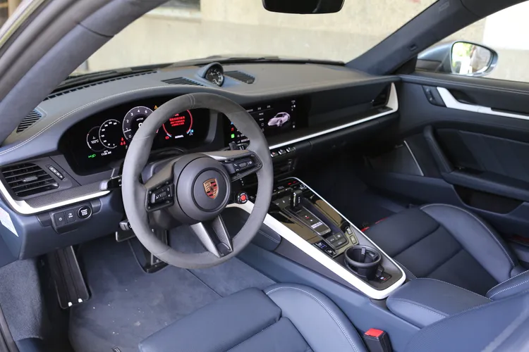 六年後迎來的小改款，911在座艙科技上進行大幅更新，導入12.6吋曲面數位儀錶與最新世代PCM系統，操作介面更直覺。林浩昇攝