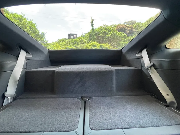 若將後座放倒之後可作為置物空間使用，進一步補足跑車在日常使用上的機能需求。林浩昇攝