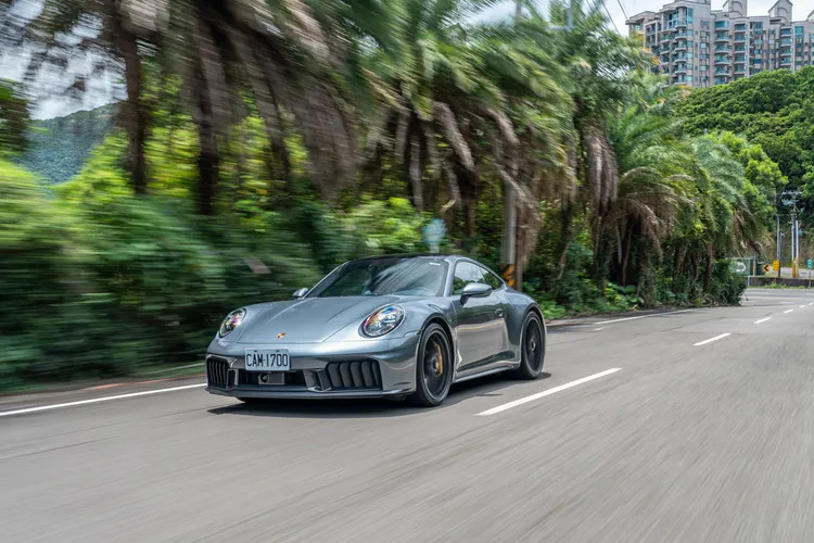 T-Hybrid技術讓全新911 GTS在Normal模式下依舊反應輕快，日常代步更顯從容，同時保留水平對臥六缸引擎厚實奔放的聲浪魅力，駕馭感官絲毫不減。林浩昇攝