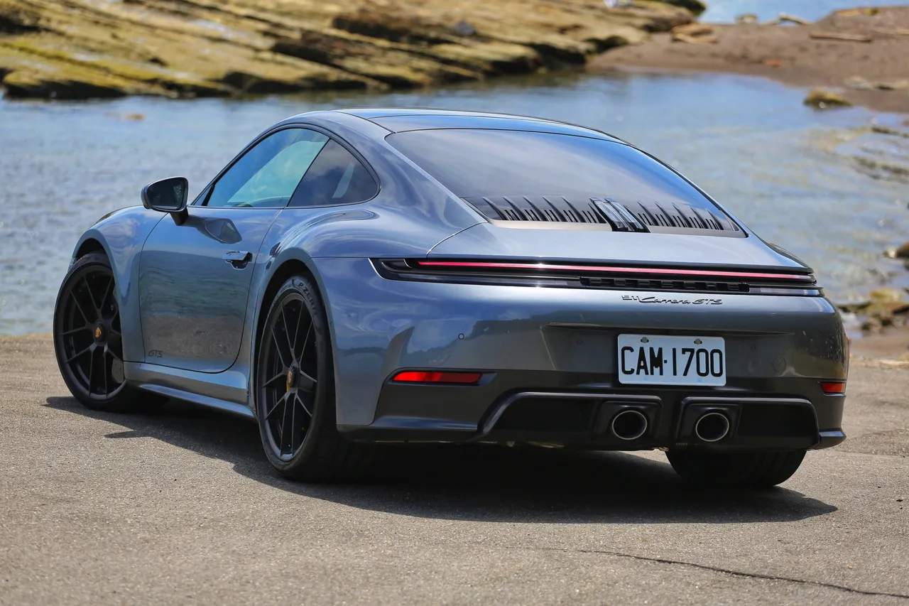 車尾設計同樣展現出新世代911的進化語彙,細長LED尾燈貫穿車尾,並與全新弧形PORSCHE字樣整合,拉出更寬的橫向視覺張力。林浩昇攝