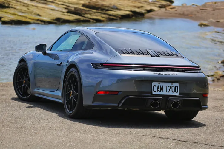 車尾設計同樣展現出新世代911的進化語彙，細長LED尾燈貫穿車尾，並與全新弧形PORSCHE字樣整合，拉出更寬的橫向視覺張力。林浩昇攝