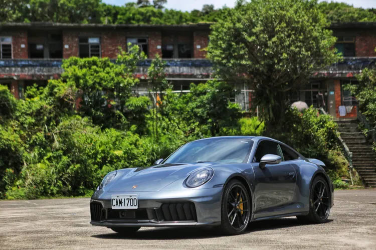 外觀仍延續經典的911輪廓，但在細節上卻有著關鍵進化。車頭導入全新LED矩陣式頭燈，方向燈巧妙整合於燈組內，讓造型更俐落。林浩昇攝