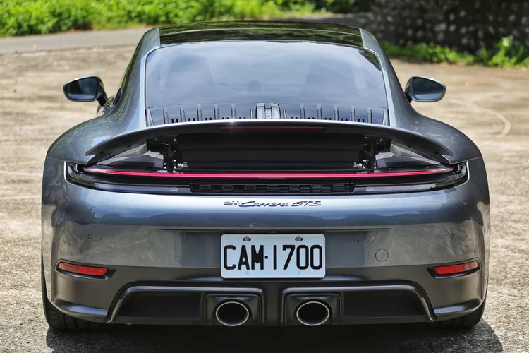 全新設計的進氣隔柵與可伸縮尾翼，使視覺層次感更豐富，而GTS標配的專屬跑車排氣系統，則低調卻暗藏聲浪魅力。林浩昇攝