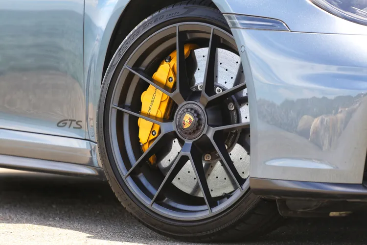 專屬煤灰色鋁圈清楚標示了GTS的身份，試駕車更升級搭載價值百萬元以上的PCCB陶瓷複合煞車系統。林浩昇攝