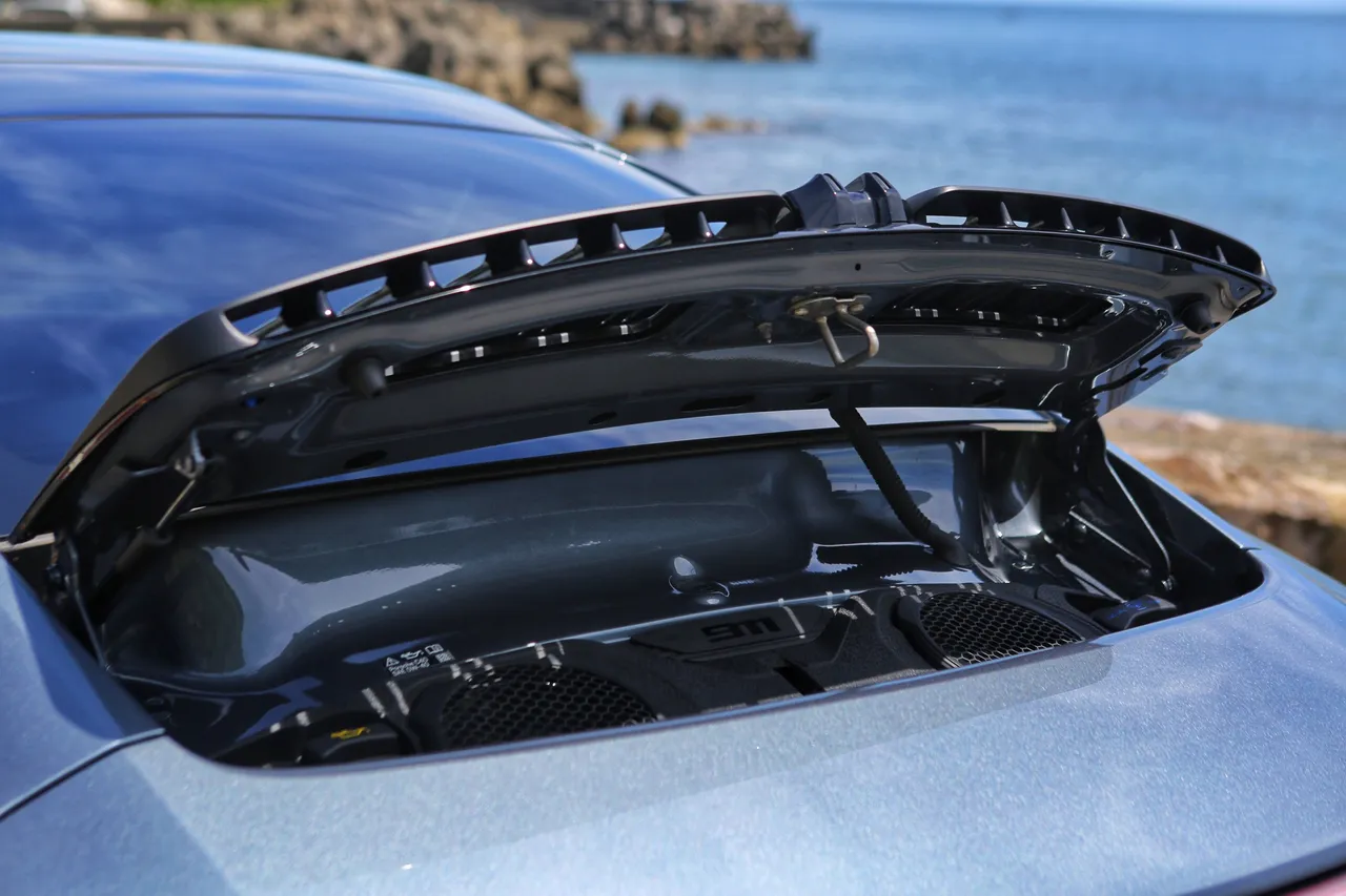Porsche首度於911 GTS導入T-Hybrid渦輪油電系統,3.6升水平對臥六缸搭配電子渦輪,可帶來485匹最大馬力。林浩昇攝
