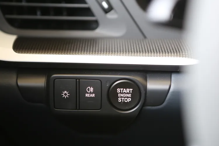 啟動方式從傳統旋鈕改成了按鍵式，雖然少了一點「儀式感」，但實際用起來更快更符合現代化思維。林浩昇攝