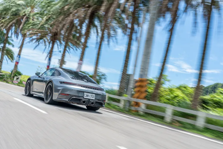 911 Carrera GTS採用跑車化懸吊搭配PASM主動電控阻尼與後軸轉向，兼顧支撐性與舒適性，不僅過彎更犀利、直線更穩定，也讓日常駕馭更具餘裕。林浩昇攝