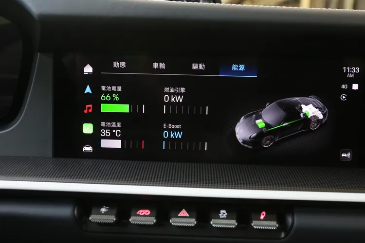 除了娛樂與導航功能外，最新一代PCM系統也進一步整合了油電動力的監控資訊。駕駛可隨時透過螢幕查看包括電池電量、電池溫度，以及燃油引擎與電動馬達的即時出力分配狀態，讓駕駛者對動力系統的運作一目了然。林浩昇攝