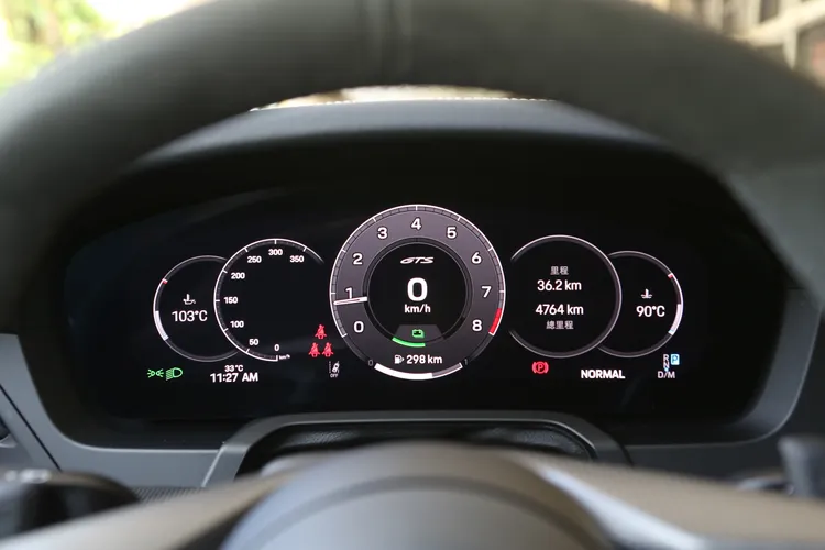 數位化12.6吋曲面儀錶提供多達六種顯示主題，且能重現經典的五環錶設計，GTS車型在中央錶環內特別追加專屬字樣。林浩昇攝