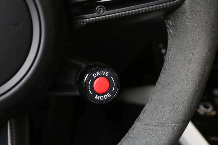 駕駛可依路況與需求切換Wet、Normal、Sport與Sport Plus四種模式，並透過紅色按鈕啟動20秒的「SPORT Response」超增壓模式，瞬間釋放最強動力。林浩昇攝