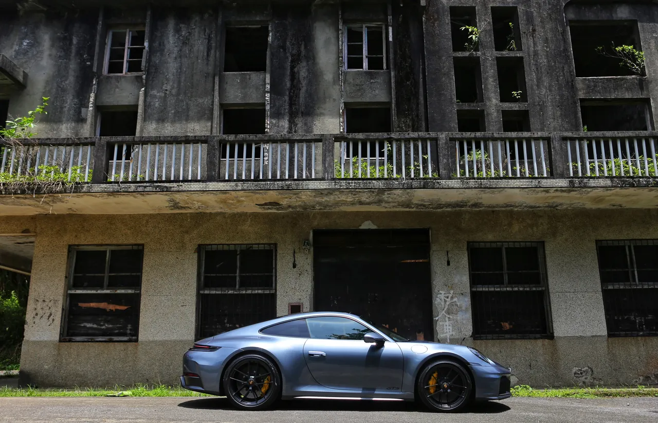實際體驗之後,我認為911 Carrera GTS加入T-Hybrid不但不是妥協,更是帶來長足進化,確實在保有經典靈魂的同時,為駕駛體驗增添了多一份細緻與從容。林浩昇攝